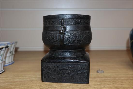 A Chinese archaistic bronze censer, 17th/18th century height 16cm